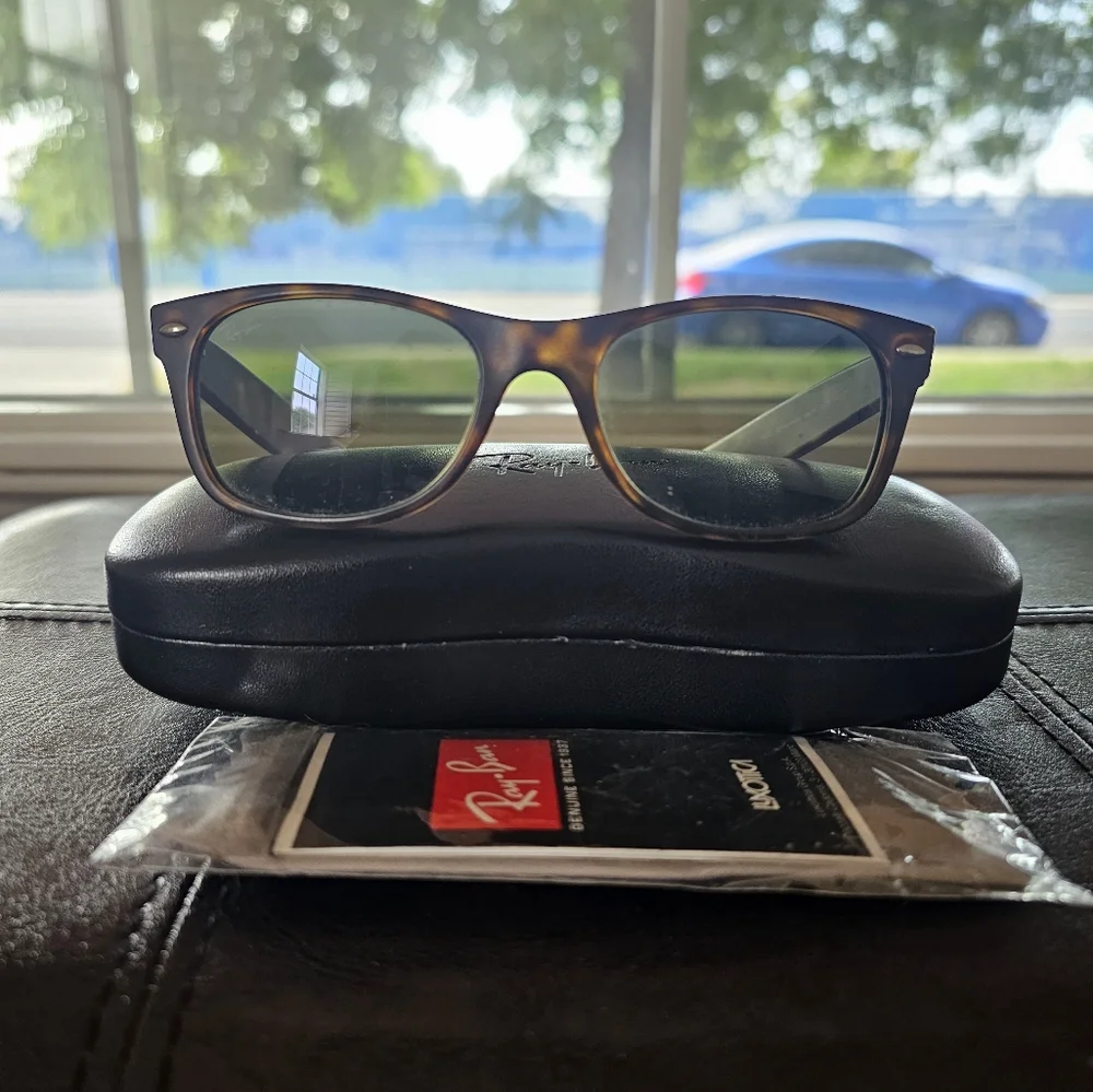 Ray-Ban Italy Leopard Print Brown Sunglasses with Hard Case And Cleaning‎ Wipe